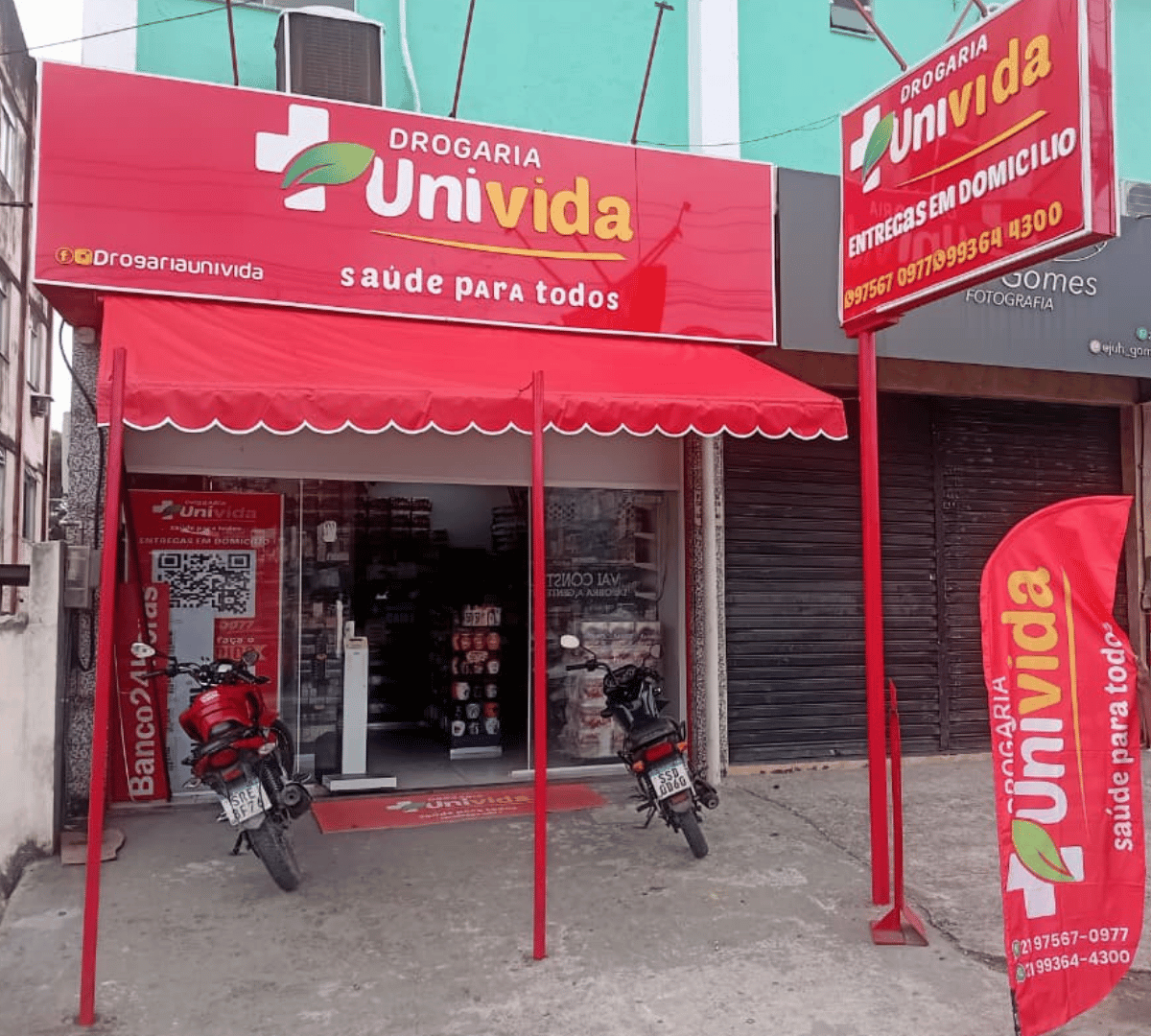 Farmacêutica atendendo cliente com atenção e cuidado