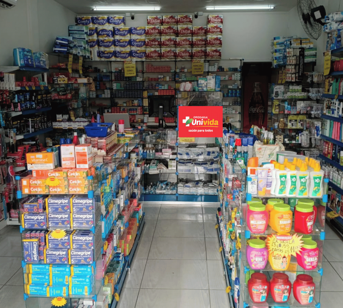Corredor com ampla variedade de produtos de saúde e bem-estar