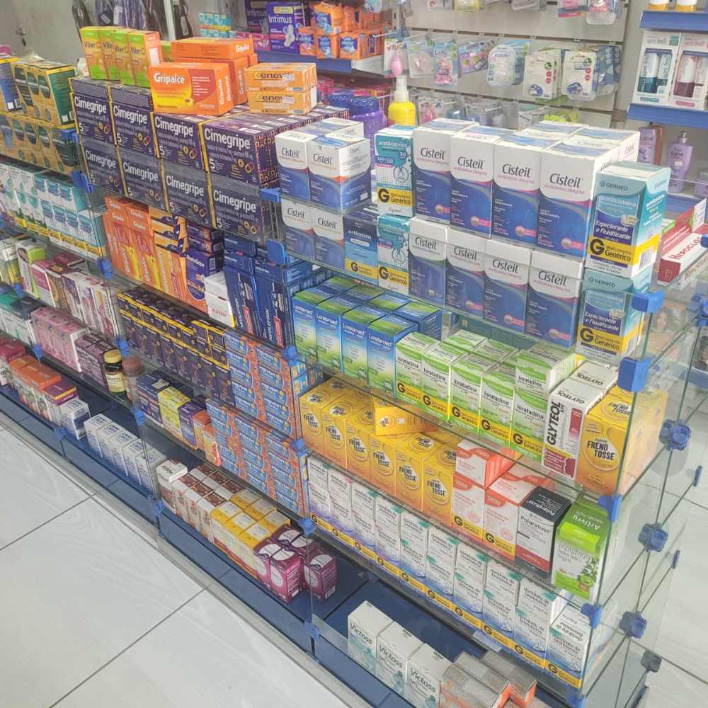Interior espaçoso e organizado da Drogaria Univida